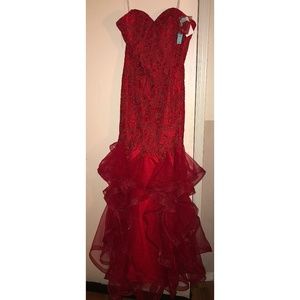 NEVER WORN (tags on) Camille red corset mermaid prom/quinceñera dress
